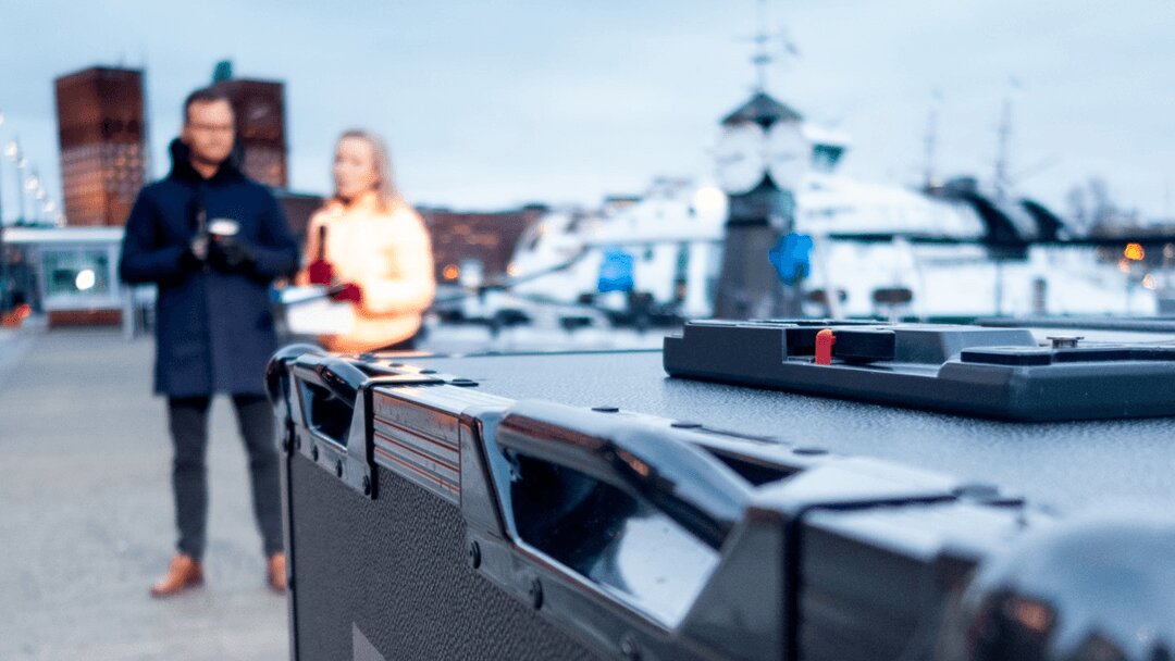 Transportkasse på kaia ved havna